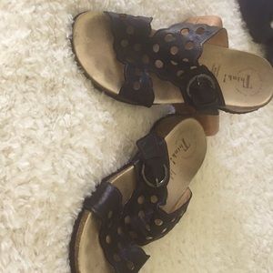 Flat open toed shoes